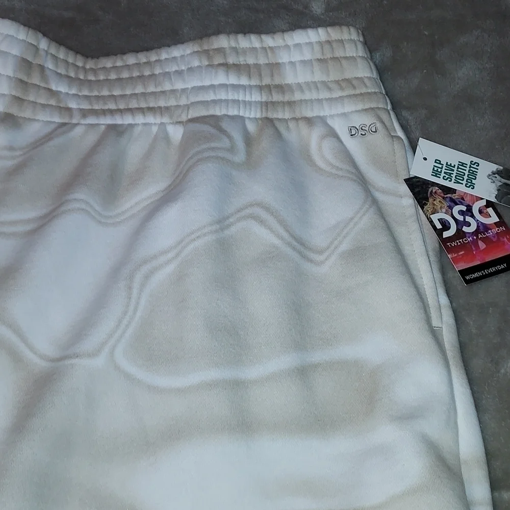 DSG X TWITCH + ALLISON Women's Long Fleece Shorts white and tan color - Picture 4 of 9